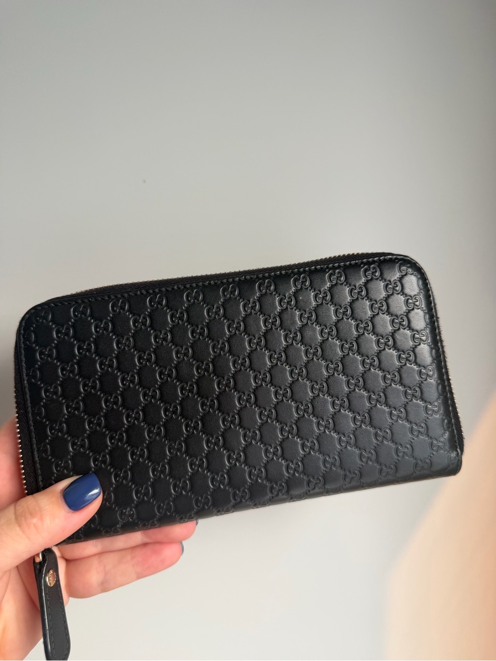 Gucci Black Embossed GG Leather Zip Wallet with Gold Hardware - Picture 2 of 8